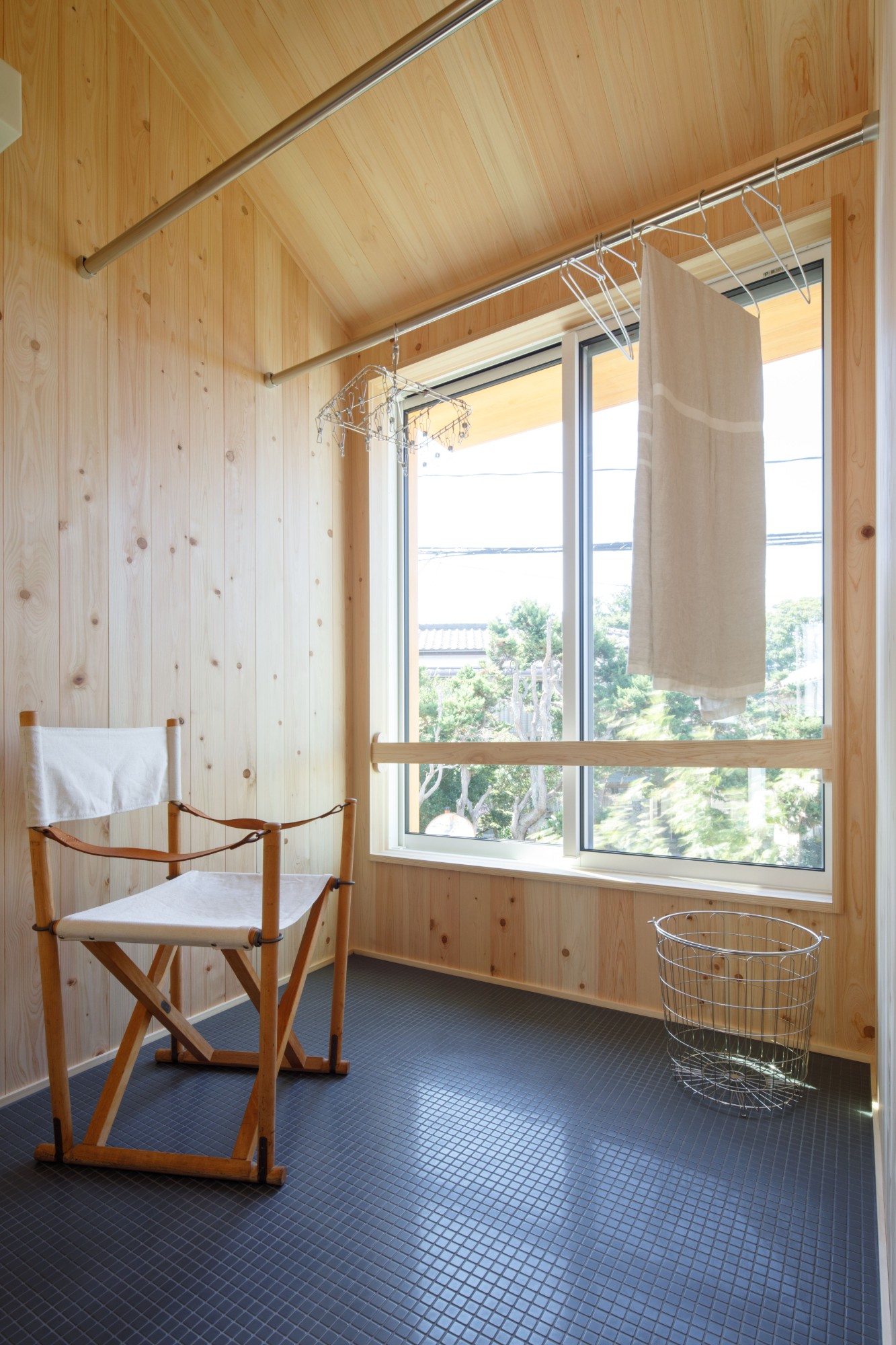 木の家専門店 ナレッジライフ「延床面積23坪で豊かに暮らす小さな家」のシンプル・ナチュラル・自然素材なベランダ・バルコニーの実例写真