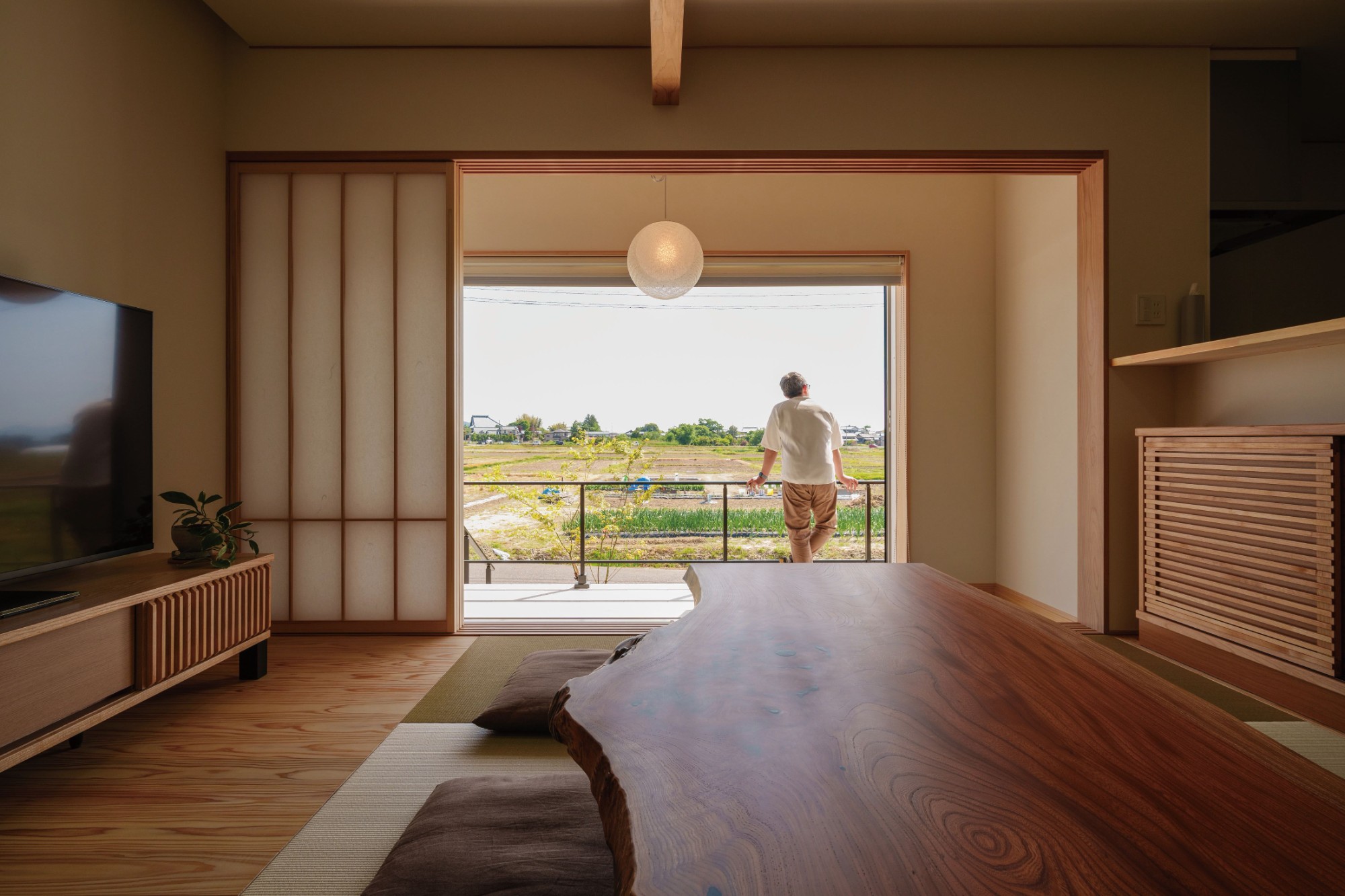 新潟の田園風景を望みながら、ゆるやかな時間を過ごす畳のリビング。時折走る列車の音もまた、粋な雰囲気を醸します。