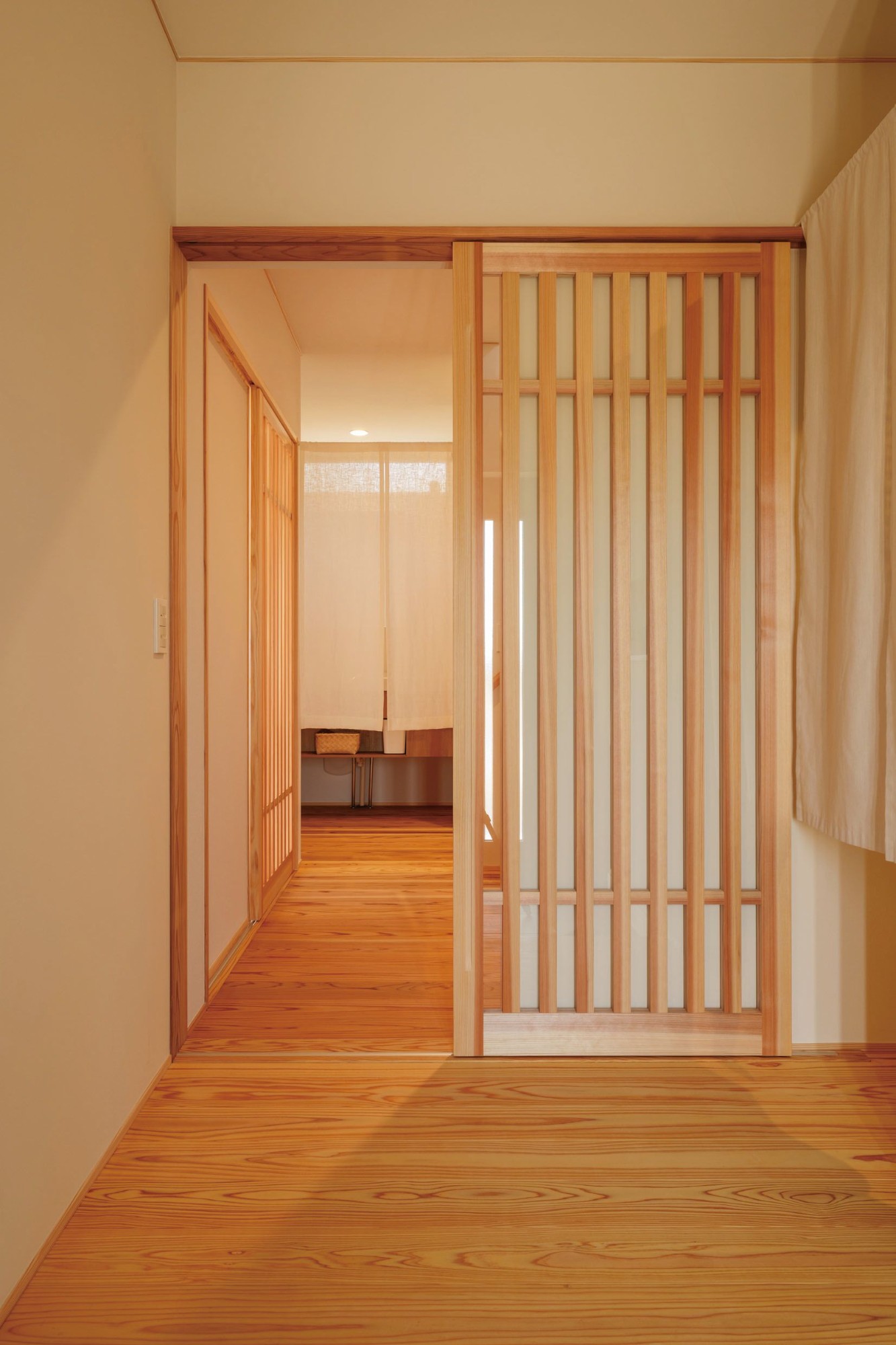 玄関をくぐった瞬間から広がる木のかおり。本物の自然素材ならではの、ほっとできる空気感があります。