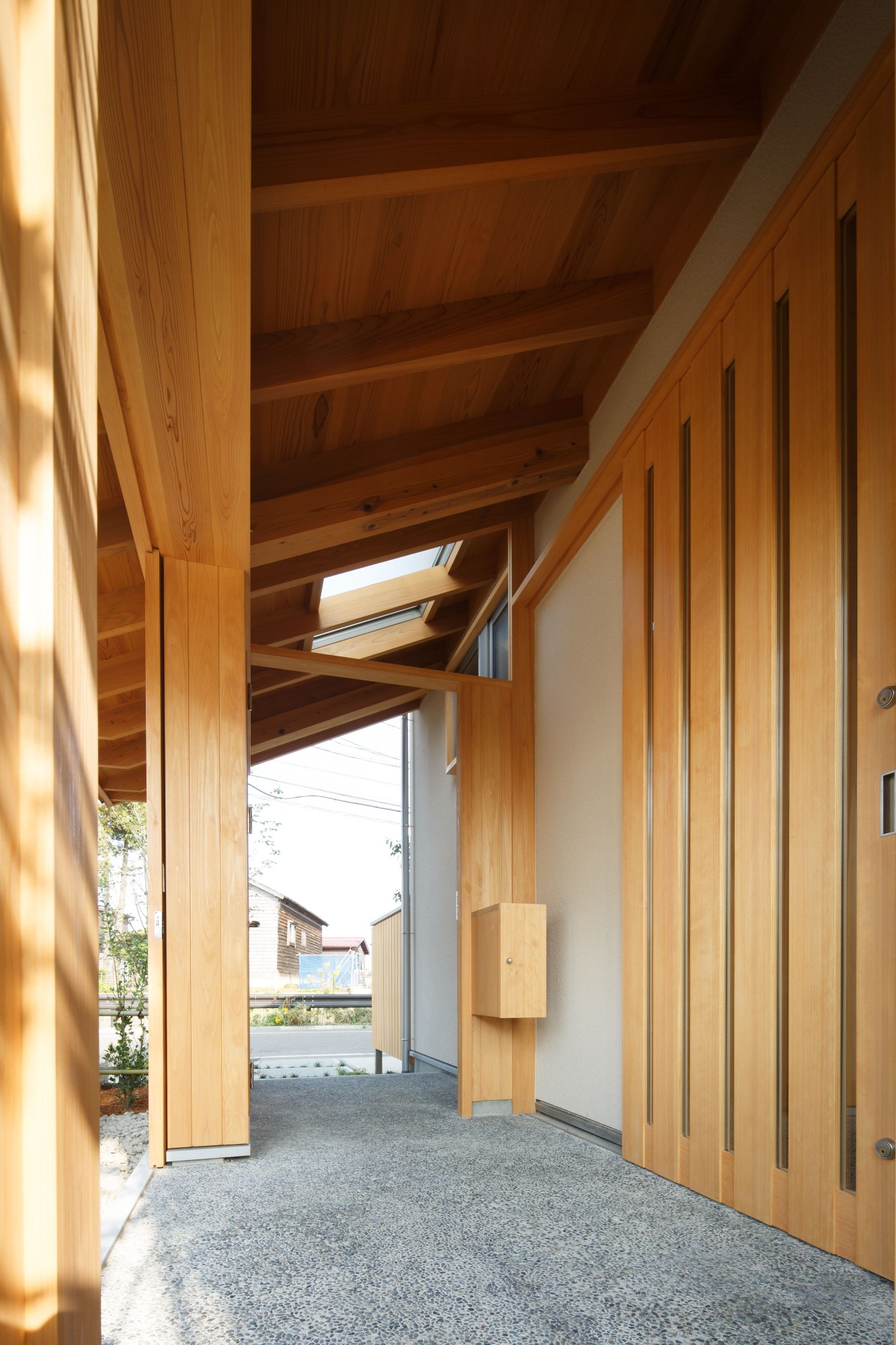 木の家専門店 ナレッジライフ「新潟の気候風土に適したビルトインガレージのある木の家」の自然素材・和風・和モダン・シンプル・ナチュラルなポーチの実例写真
