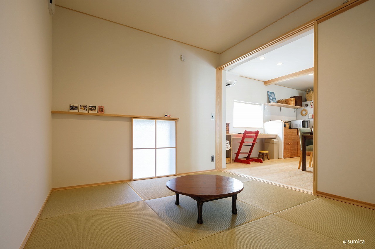 お気に入りの道具たちと永く住み継ぐ平屋の家の居室写真