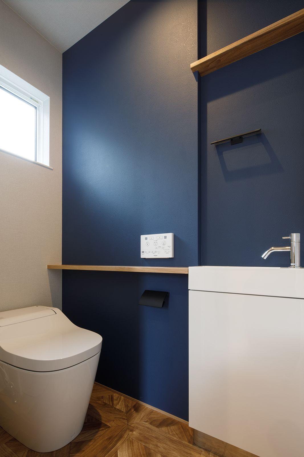 シンプル・ナチュラル・ヴィンテージ・インダストリアル・ブルックリンスタイルなトイレの実例写真