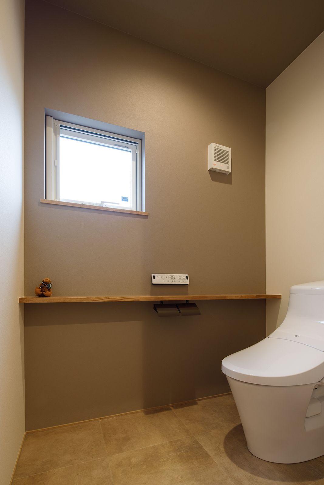 ナチュラルで優しい雰囲気に仕上げた１階トイレ空間