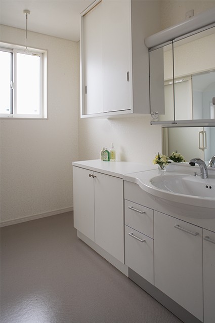アーキレーベル「光と風を愉しむ家」のシンプル・ナチュラルな洗面所・脱衣所の実例写真