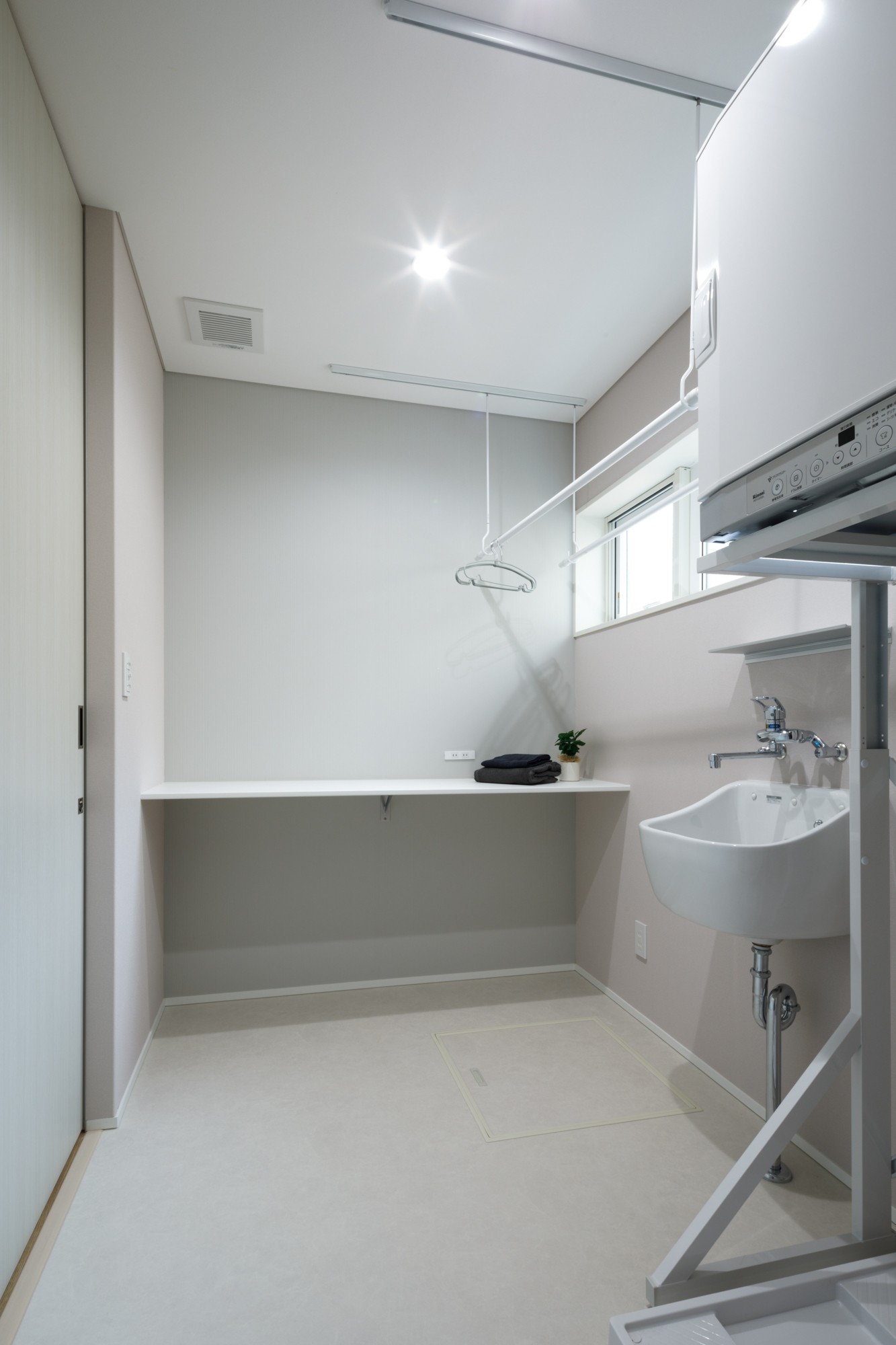 アーキレーベル「ゆとりをプラスした家」のシンプル・ナチュラルな洗面所・脱衣所の実例写真