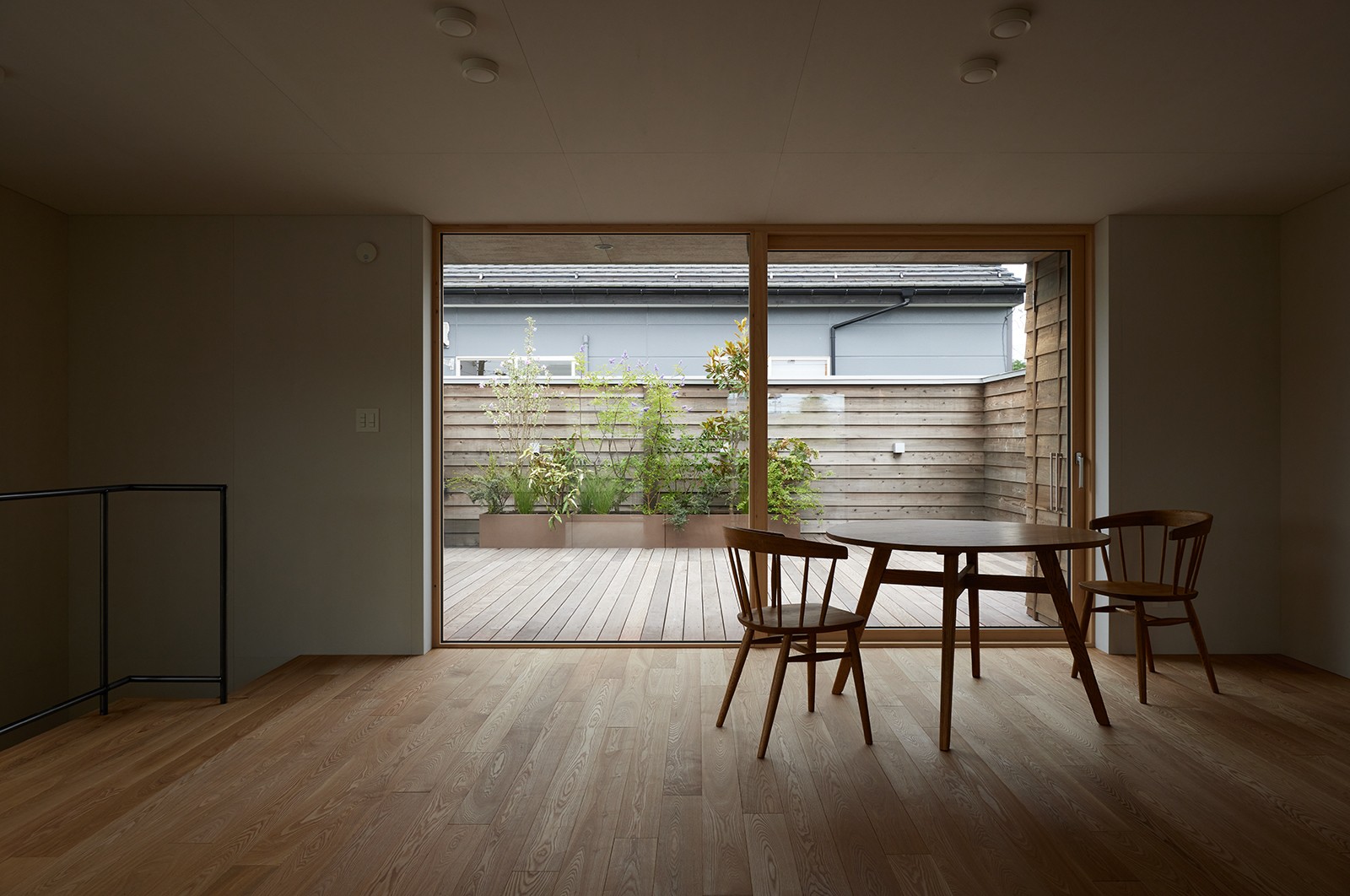 杉板の温もりとＲＣ壁が美しく調和する大開口窓の家