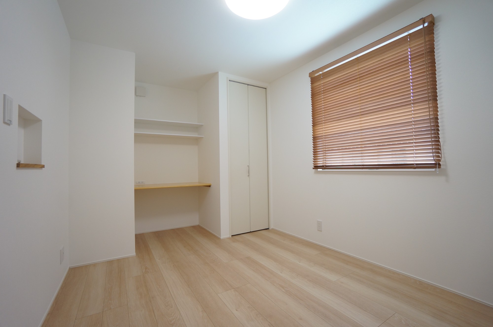 株式会社ノイデザイン建築事務所「work33」のシンプル・ナチュラルな居室の実例写真