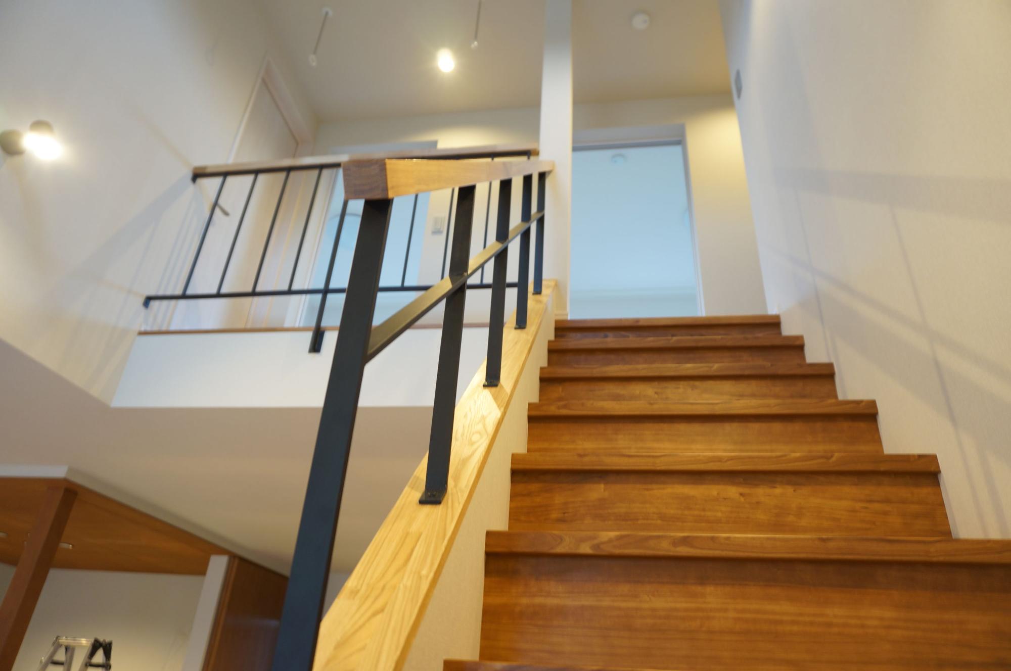 シンプル・ナチュラル・モダン・インダストリアル・ブルックリンスタイルな階段の実例写真