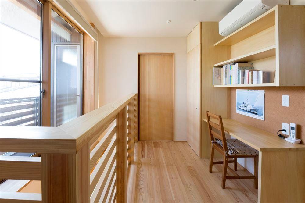 モダンなデザインの自然素材の木の家の廊下写真