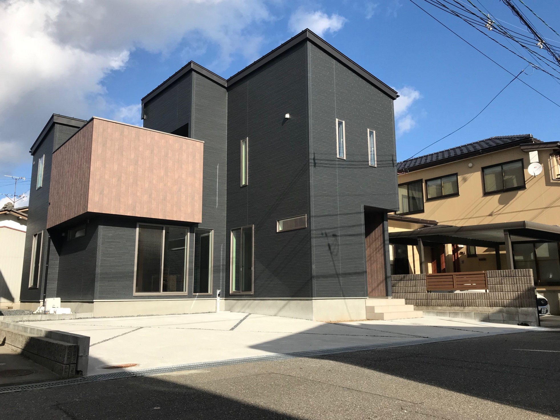 自宅で過ごす時間に自信を持てる家【SKY BALCONY HOUSE】の外観写真