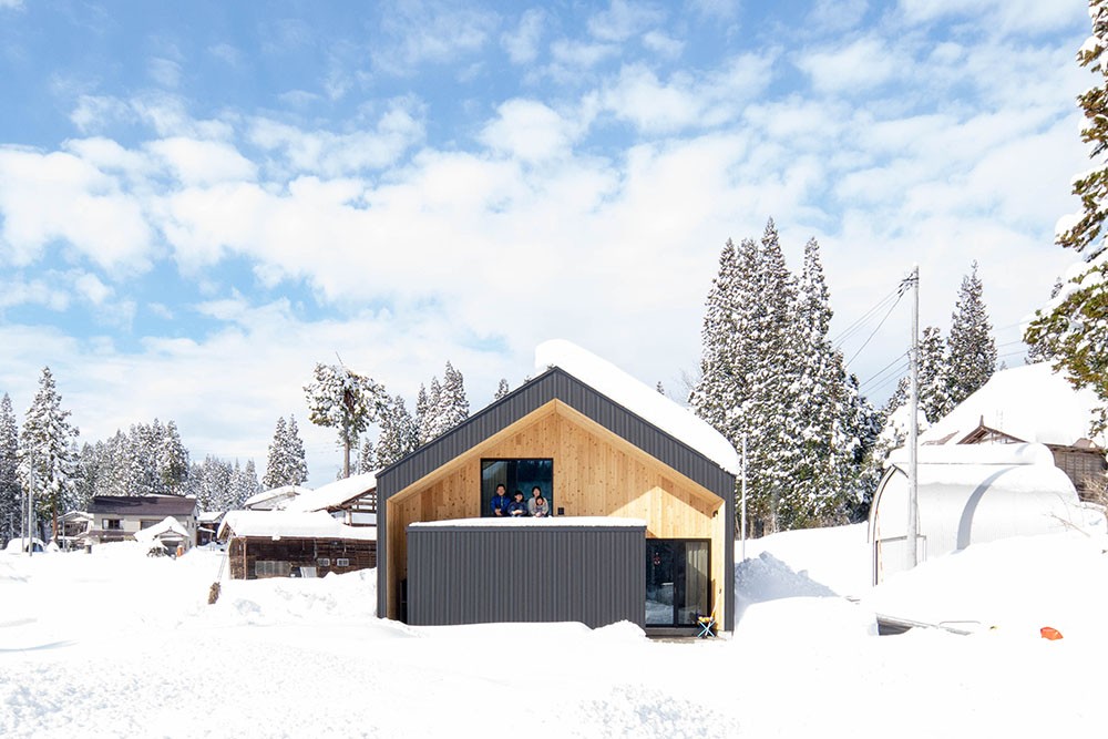OHMK ARCHITECTURAL DESIGN「豪雪地帯に佇む、自然と共生する住まい」のシンプル・ナチュラルな外観の実例写真