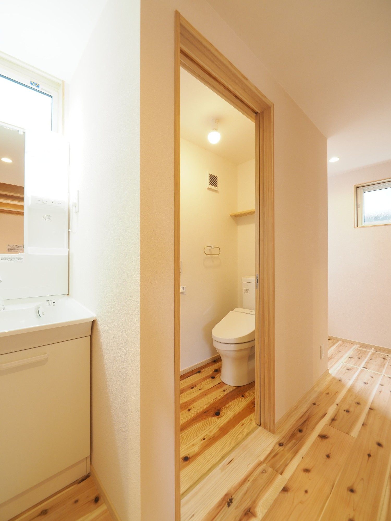 暮らしを愉しむ設計が随所に光る家のトイレ写真