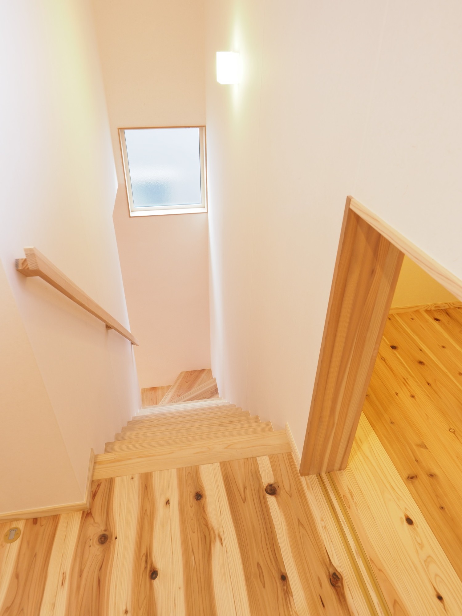 シンプル・ナチュラル・自然素材な階段の実例写真