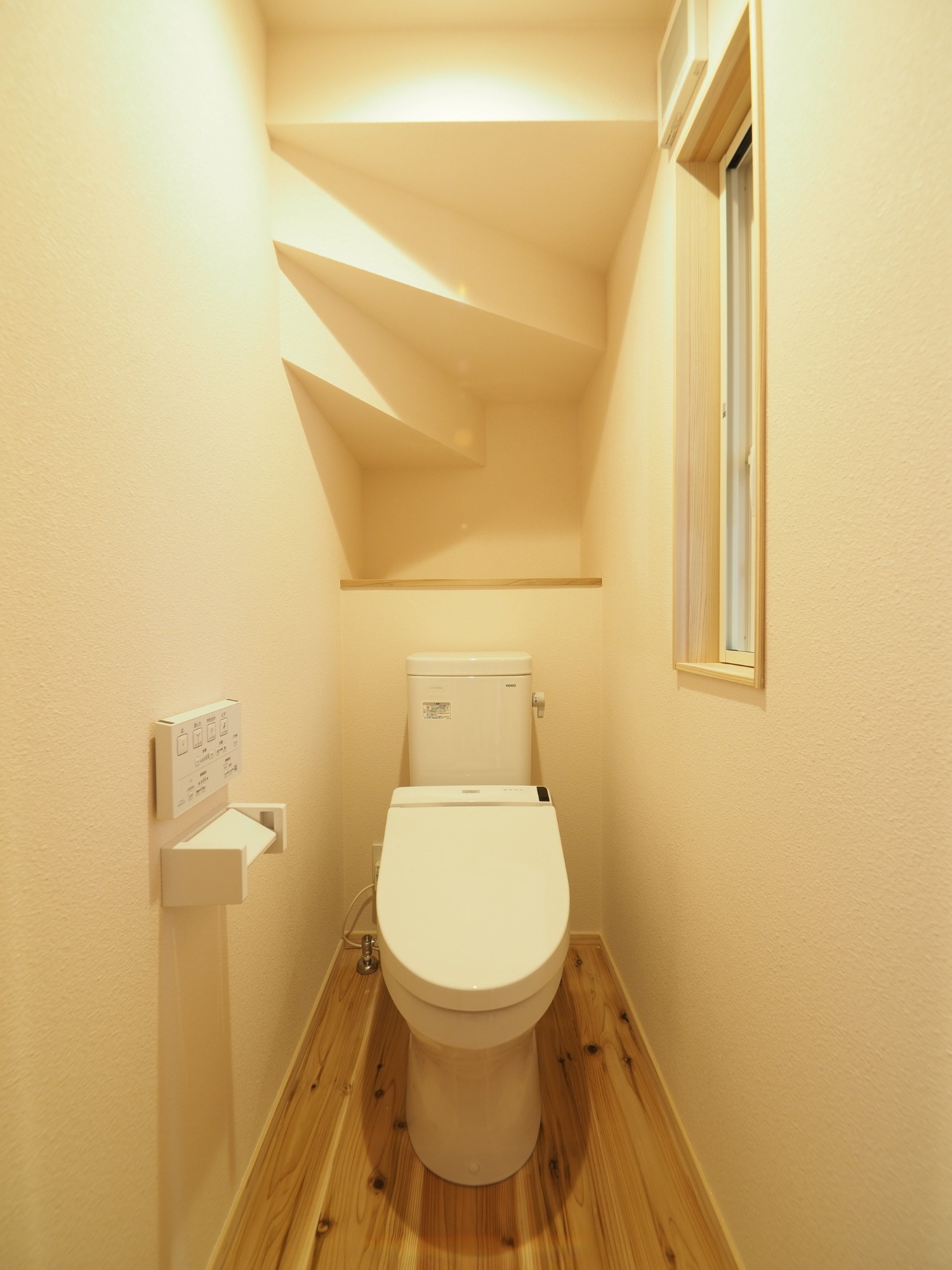 こだわりのオリジナルキッチンが光る！村上市初F-CON導入のエコ住宅のトイレ写真