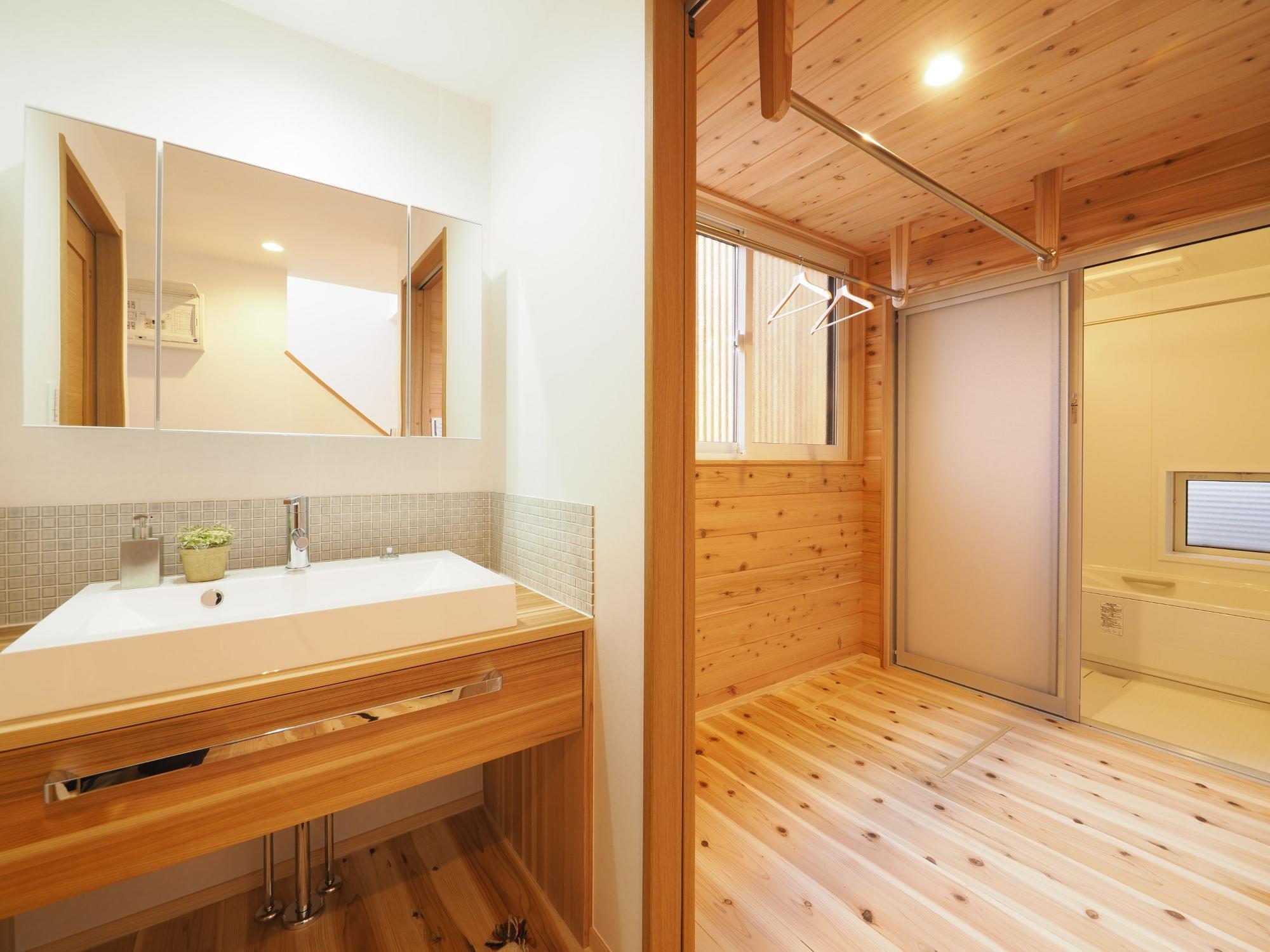 株式会社清新ハウス「集うLDKと2つのデザイン和室がある二世帯の家」のシンプル・ナチュラルな洗面所・脱衣所の実例写真