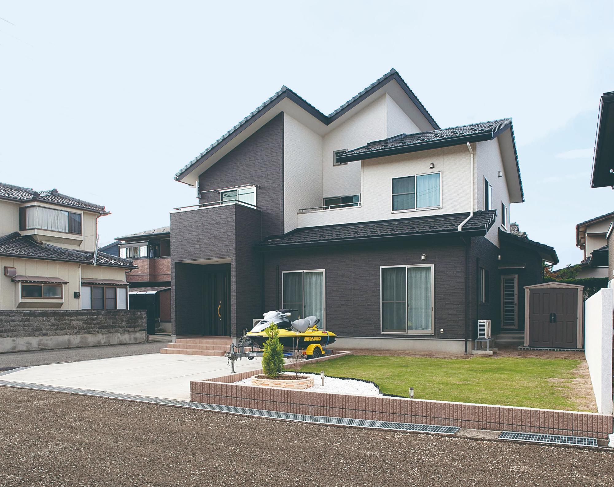 鋭角屋根が特徴的なスタイリッシュ住宅