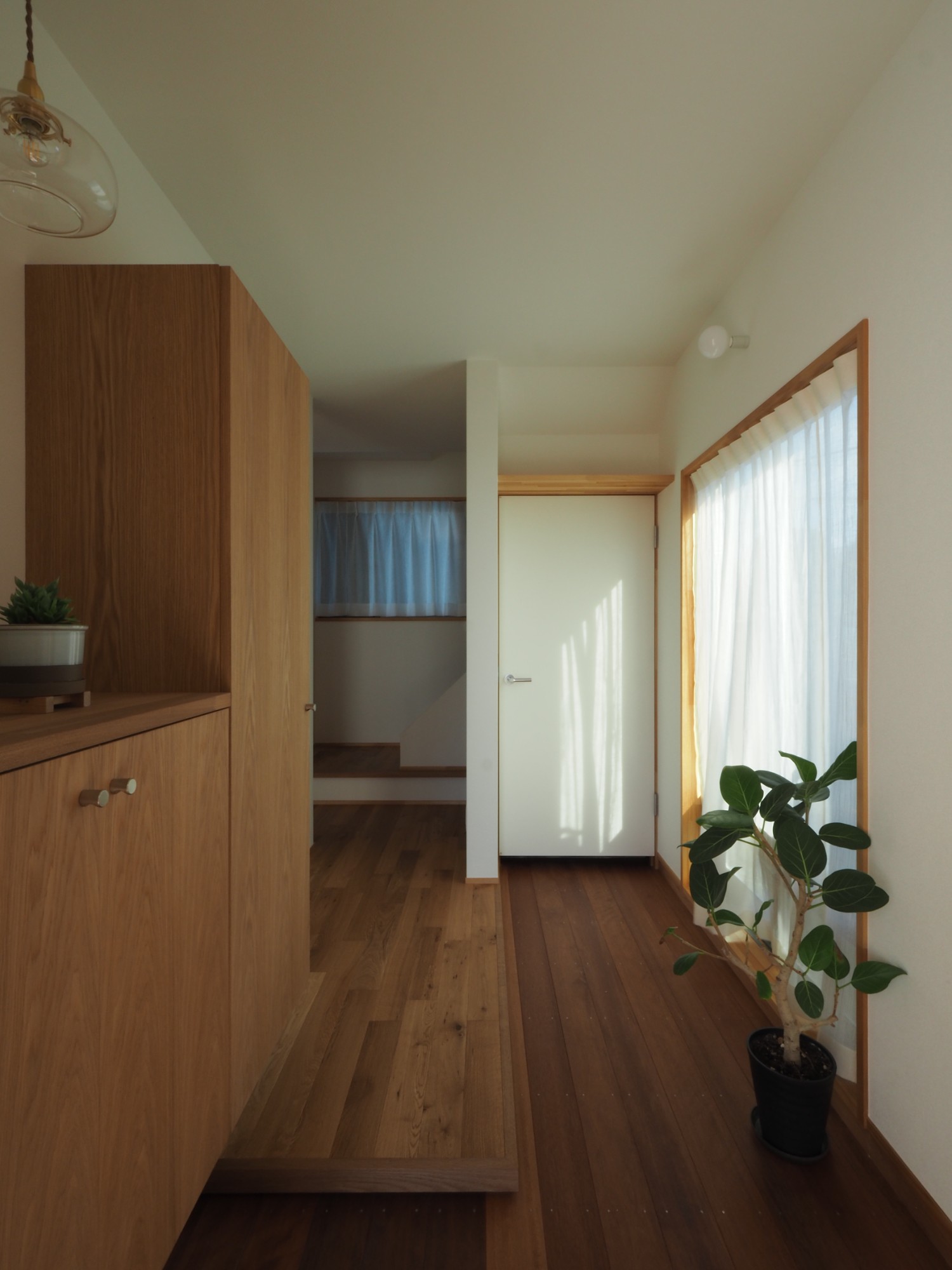 建築設計ユニット jinroku×cobo「河渡の家」のシンプル・ナチュラル・自然素材な玄関の実例写真