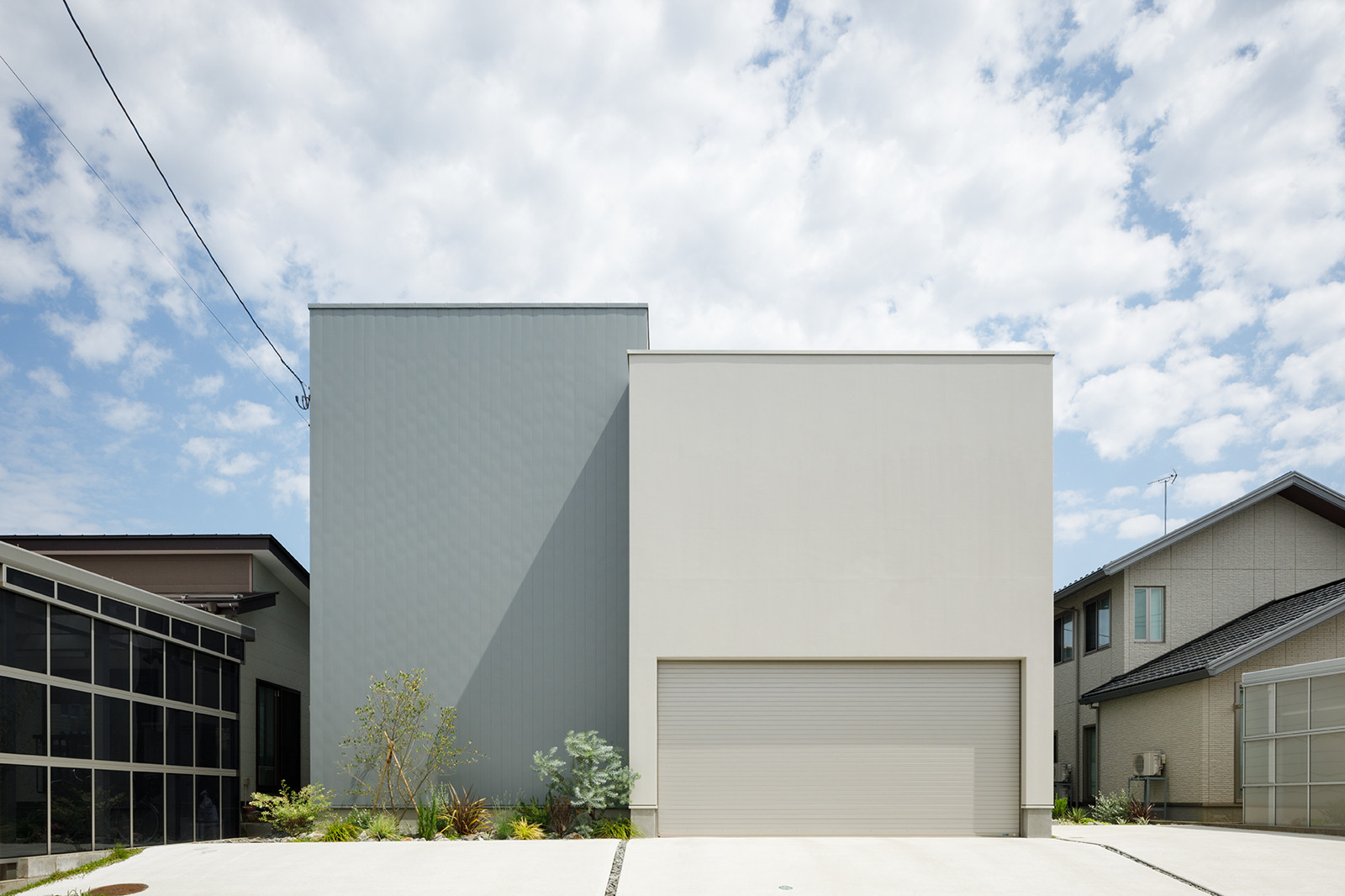 一つ一つの意匠を自然につなげたシンプルな住まいを