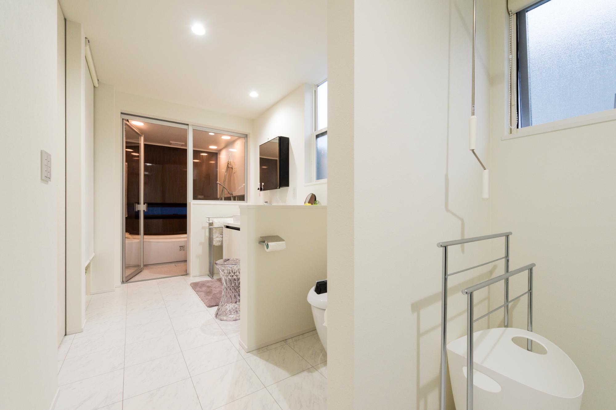 フクダハウジング株式会社「暮らしを彩るアイテムに囲まれた2階リビングの家」のシンプル・ナチュラルな洗面所・脱衣所の実例写真