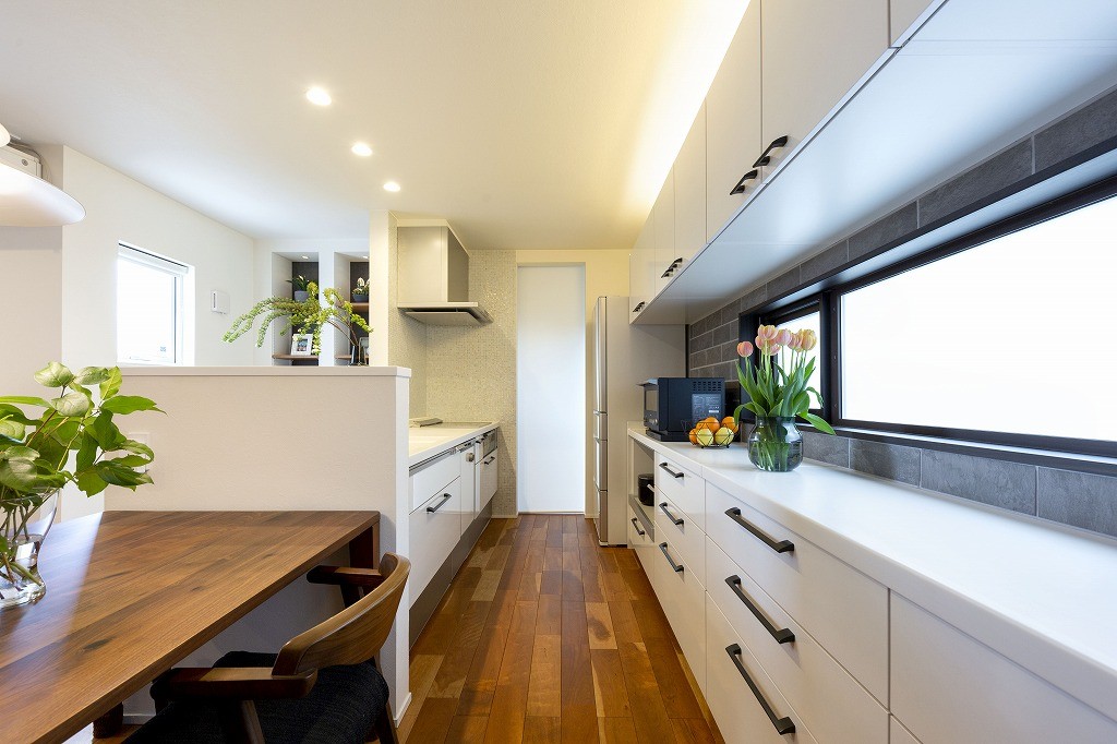 洗練されたデザインが上質感あふれる家のキッチン写真