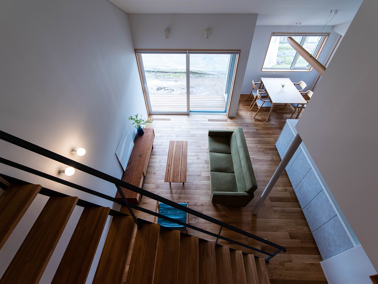 イエライフ　小出建設株式会社「内への広がりが心地よい、二世帯の家」のシンプル・ナチュラル・モダンな階段の実例写真