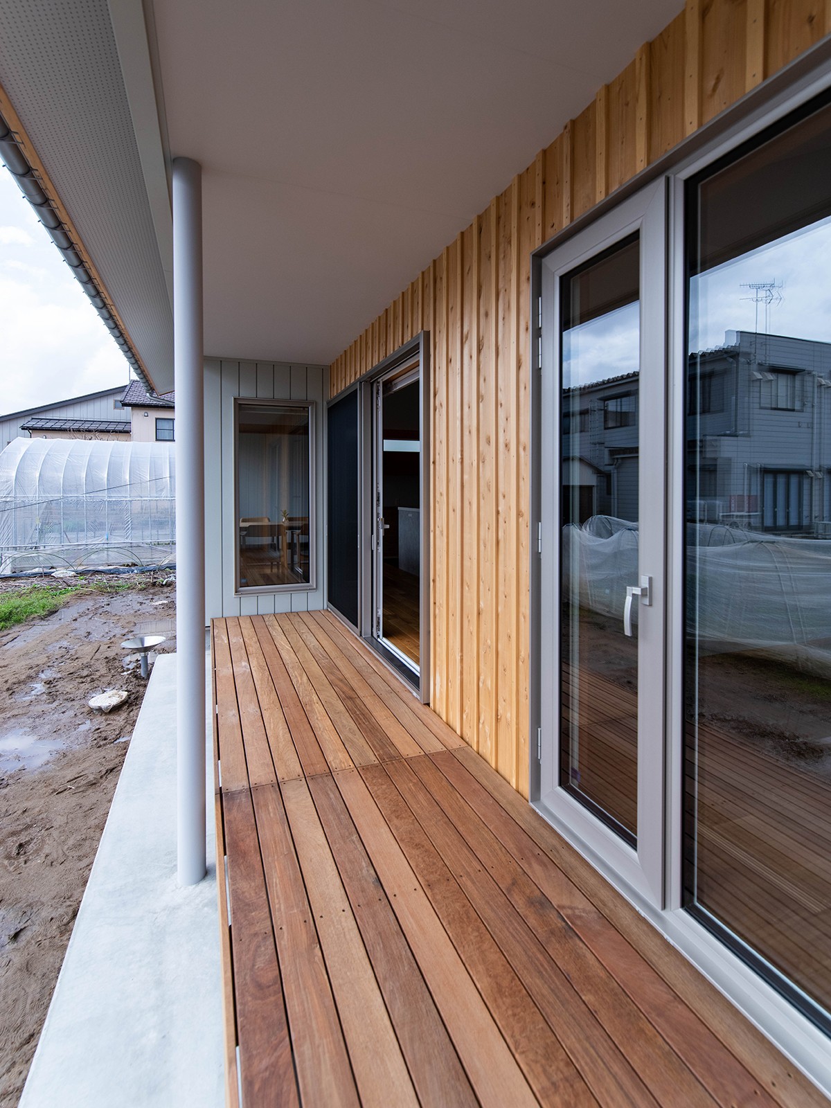 イエライフ　小出建設株式会社「内への広がりが心地よい、二世帯の家」のシンプル・ナチュラル・自然素材な外観の実例写真