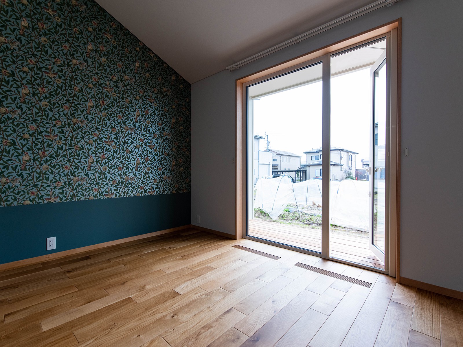 イエライフ　小出建設株式会社「内への広がりが心地よい、二世帯の家」のシンプル・ナチュラル・ラグジュアリーな居室の実例写真