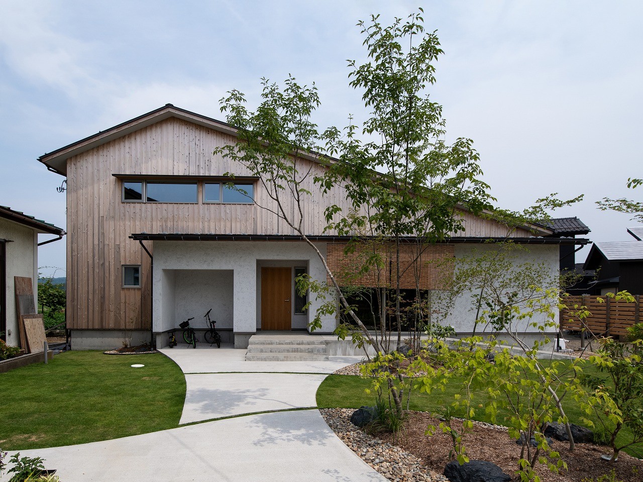 大屋根に守られて、土地と家族とつながる住まい