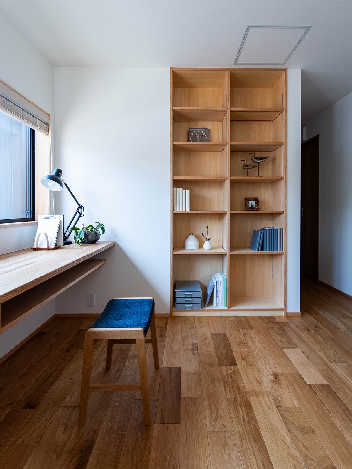 イエライフ　小出建設株式会社「街中の暮らしを楽しむ 大きな吹抜けの家」のシンプル・ナチュラル・自然素材な居室の実例写真