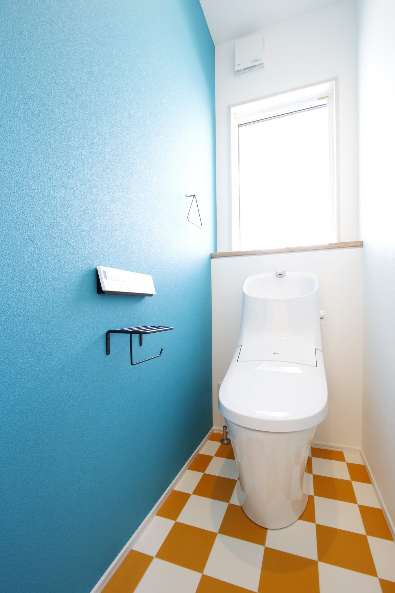 モダン・北欧風なトイレの実例写真