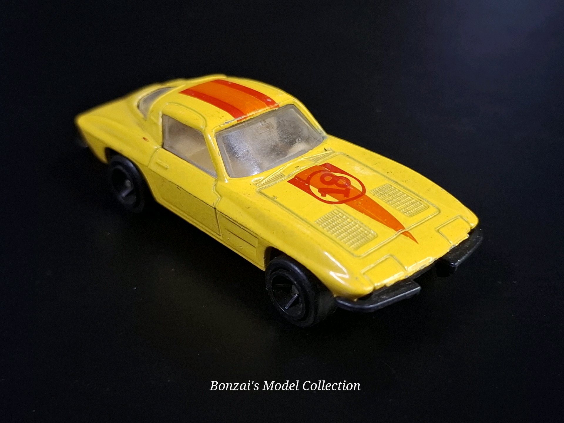 Welly Diecast Chevrolet Corvette Sting Ray Coupe (C2 generation)