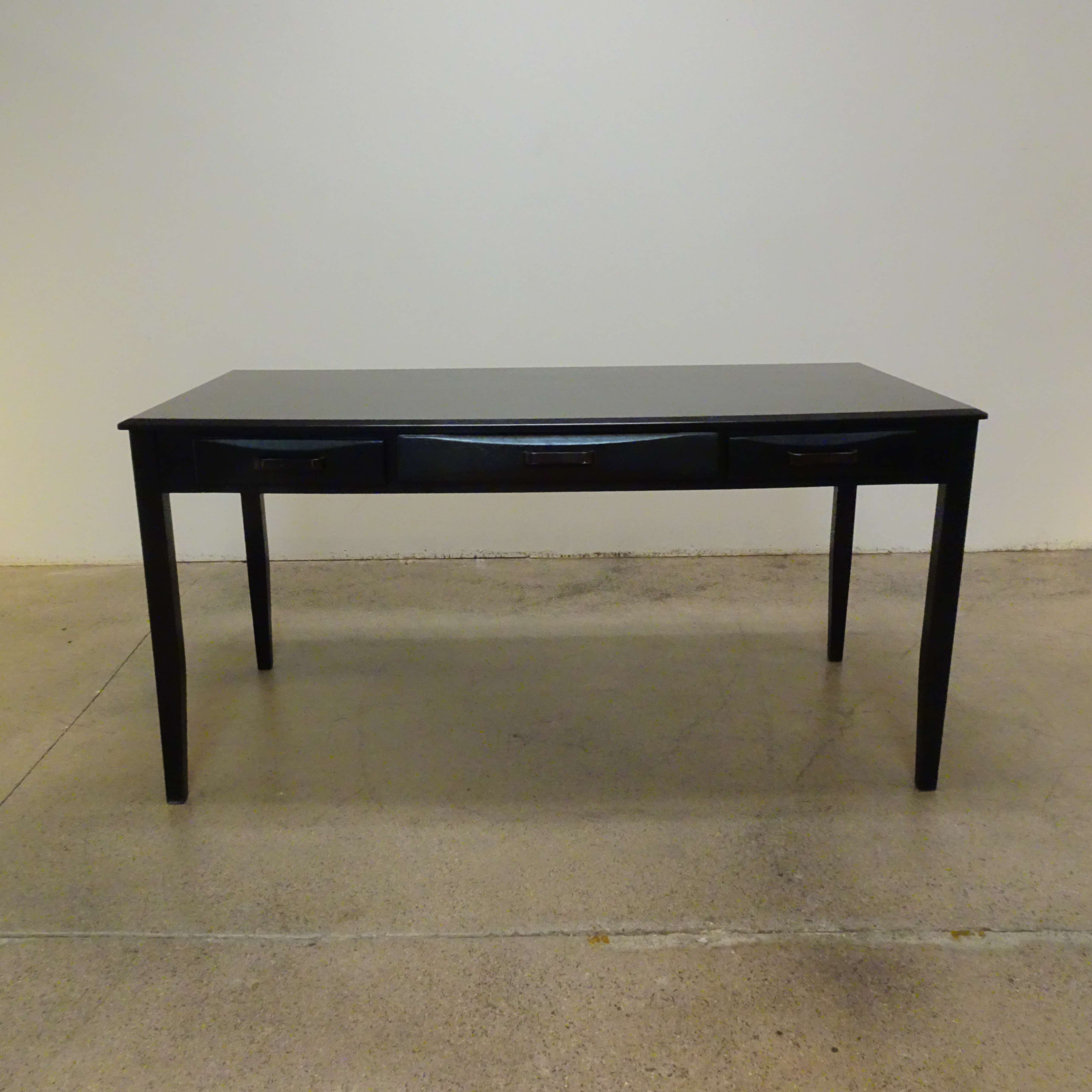 Desk: item number 1h4qnf