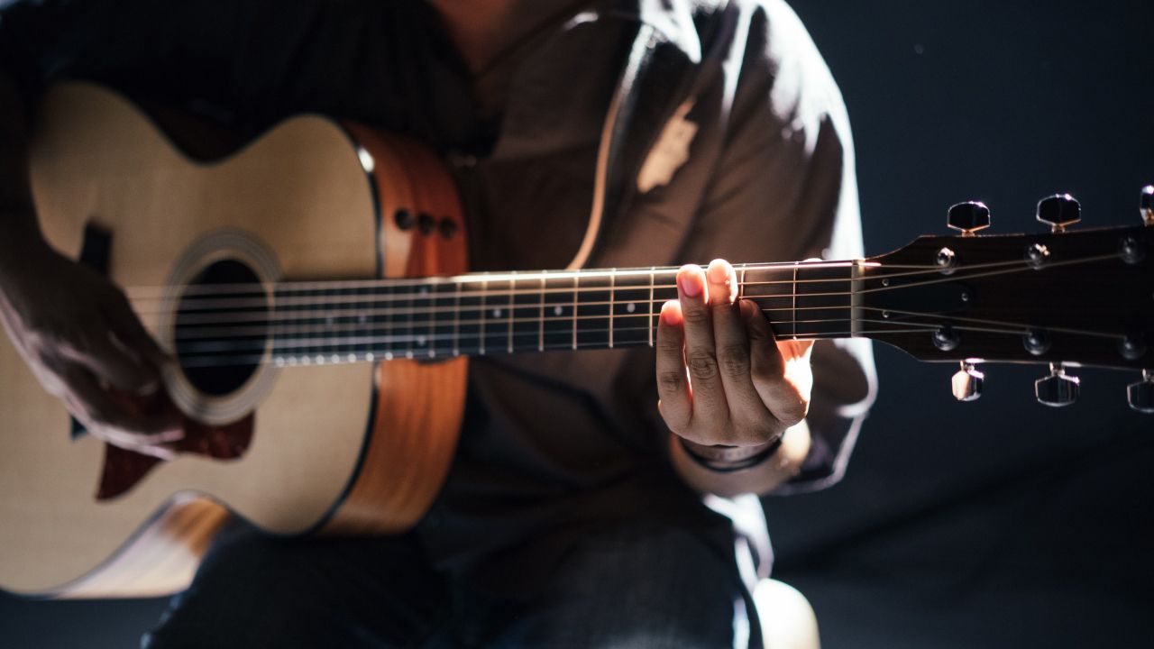 Incorporating Strumming Dynamics for Emotional Expression