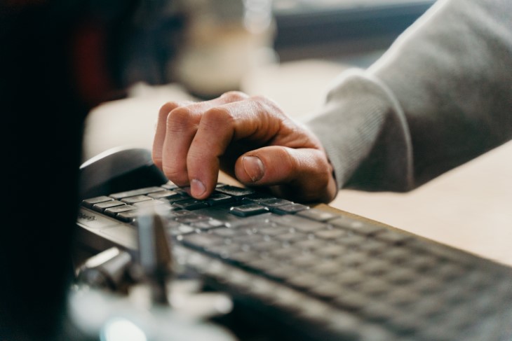 Puedes comenzar de inmediato si tienes una computadora.