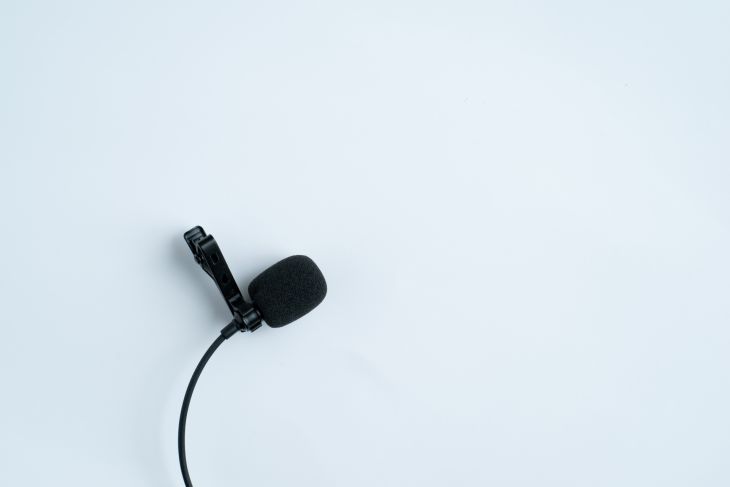 Pin microphone (microphone used for TV recording, etc.)