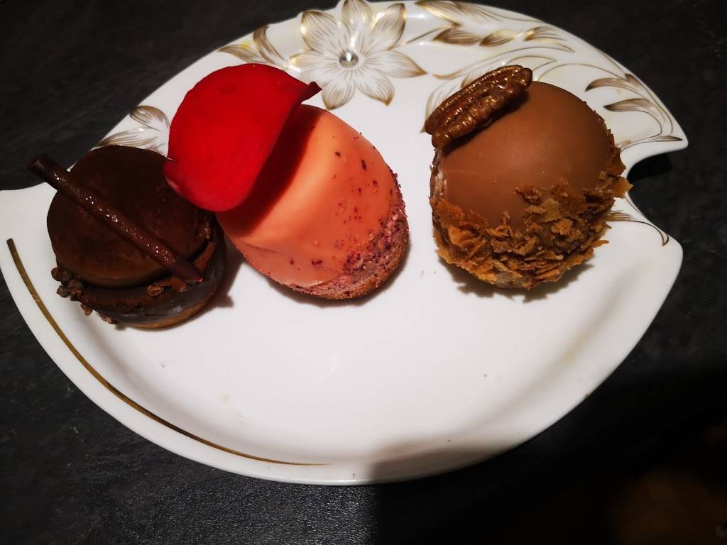 La French Touch Brasserie Courbevoie - Macaroon Food Chocolate Sweetness Cuisine