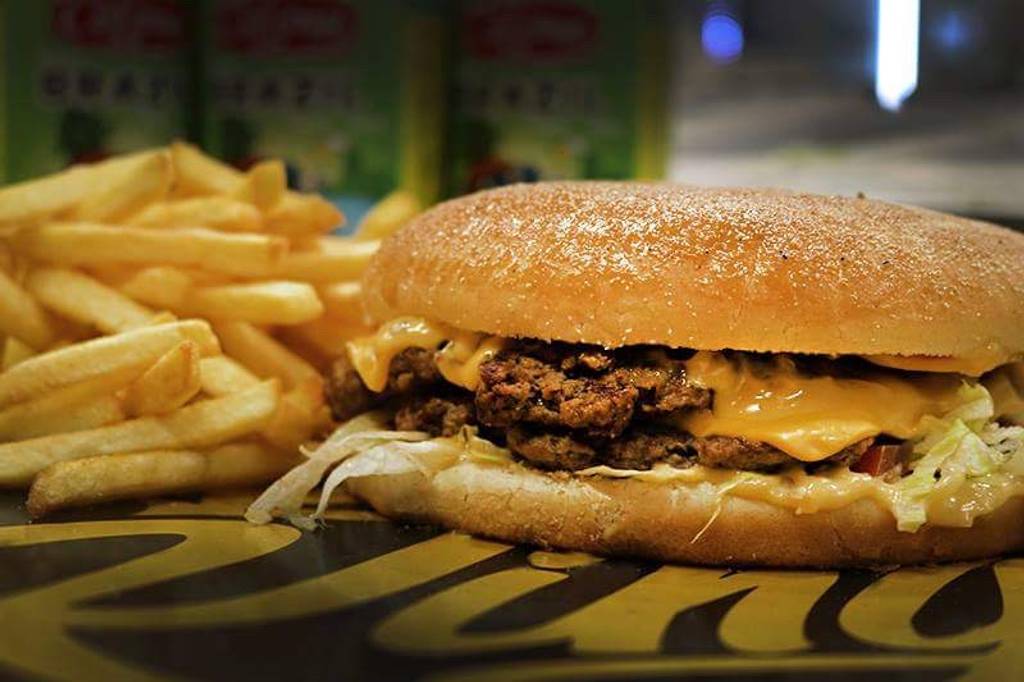 King Saveurs Original tacos Nan pizza burger Burger Montauban - Dish Junk food Food Fast food Hamburger