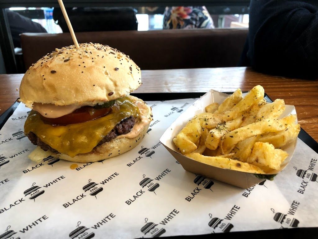 Black & White Burger Châtelet Paris - Dish Food Cuisine Junk food Hamburger