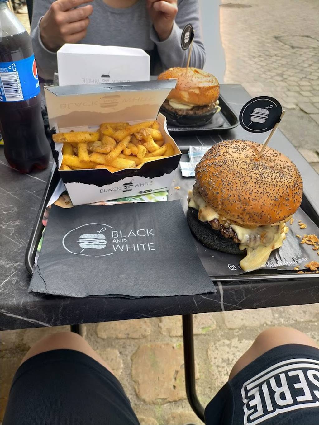 Black & White Burger Orleans Orléans - Food Tableware Table Ingredient Plate