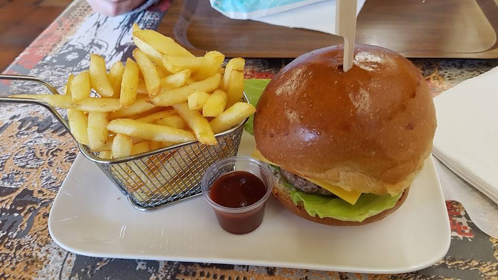 La Grignote Burger Alès - Food Tableware Ingredient Bun Table