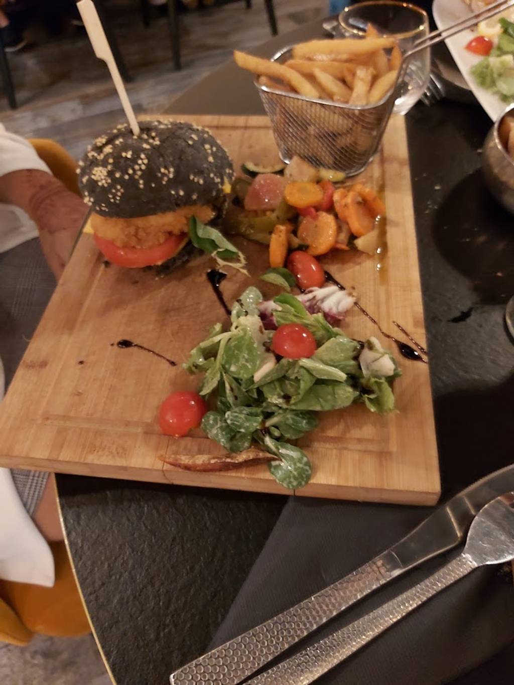 LE GOURMET RESTAURANT Burger Avignon - Food Dish Cuisine Ingredient Brunch