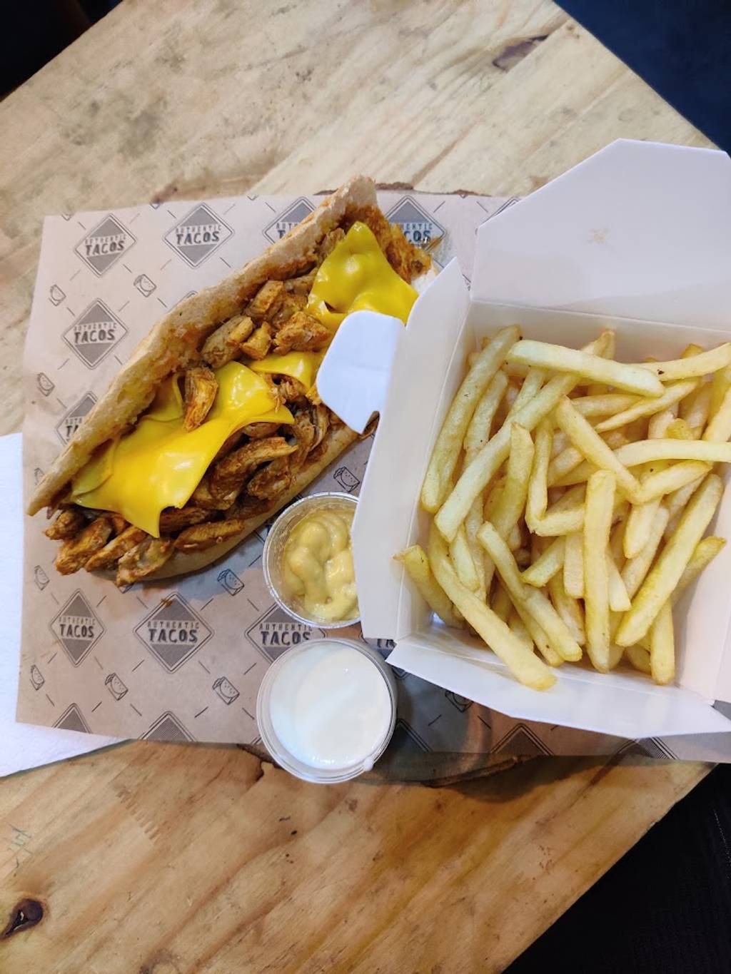 SOS Tacos Roubaix - Food Tableware Ingredient French fries Fast food