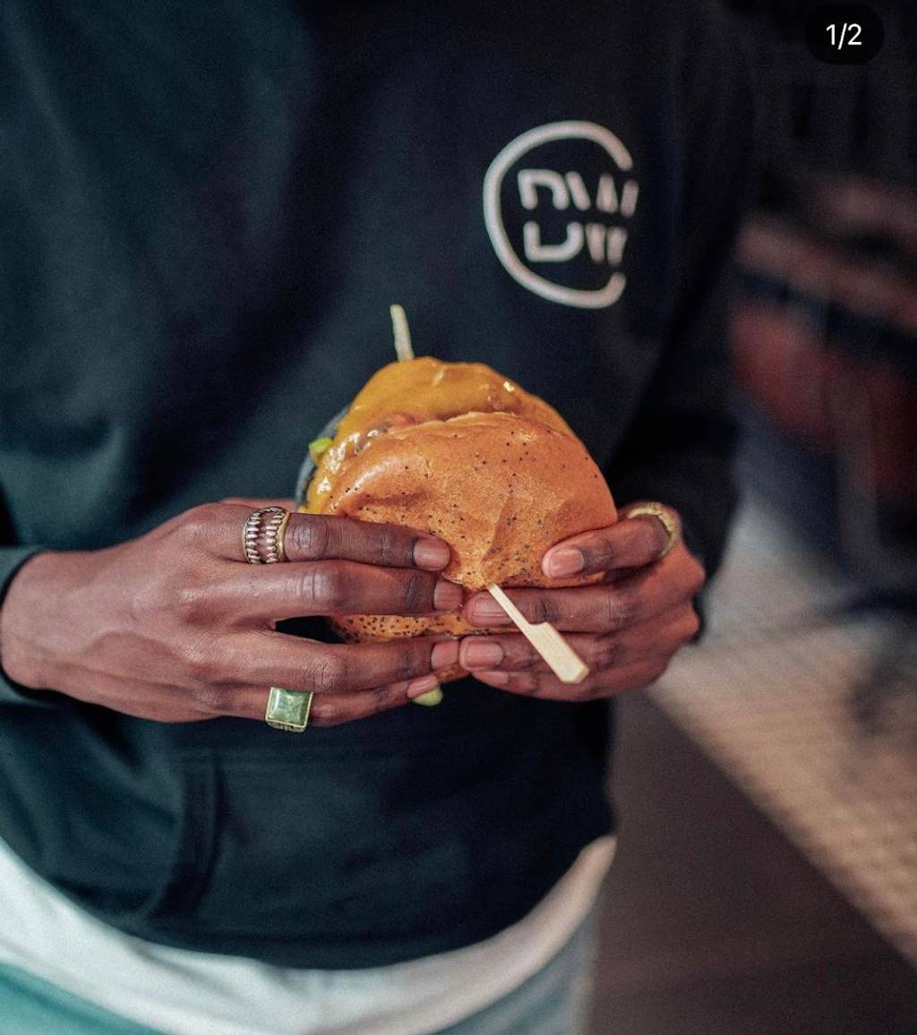 Black & White Burger Boulogne-Billancourt Boulogne-Billancourt - Food Hand Sleeve Gesture Finger