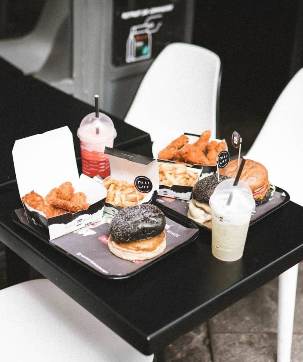 Black & White Burger Boulogne-Billancourt Boulogne-Billancourt - Food Table Tableware Dishware Plate