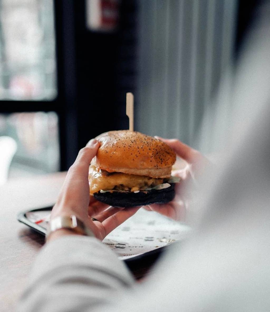 Black & White Burger Boulogne-Billancourt Boulogne-Billancourt - Food Sandwich Bun Tableware Staple food