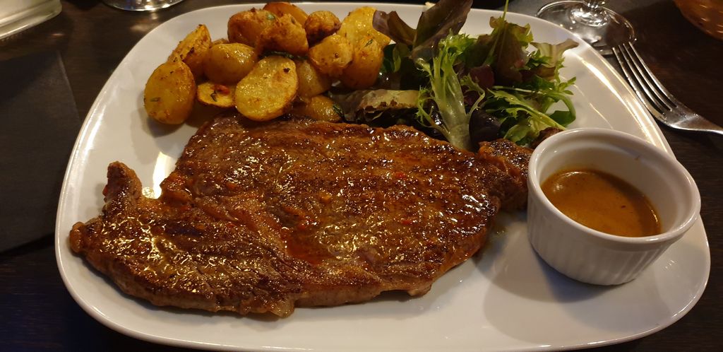 Alcazar Français Stains - Dish Food Cuisine Steak Pork steak