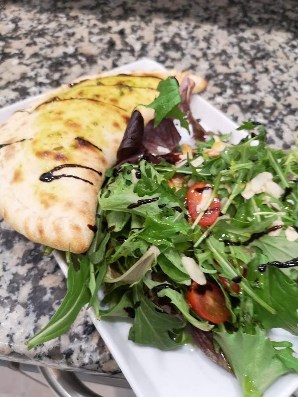 La sicilienne des pizzas Lyon - Food Dish Cuisine Ingredient Leaf vegetable