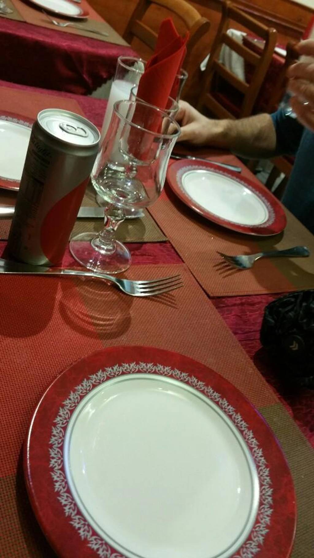 Adonis Grillades Rennes - Dishware Porcelain Plate Red Food