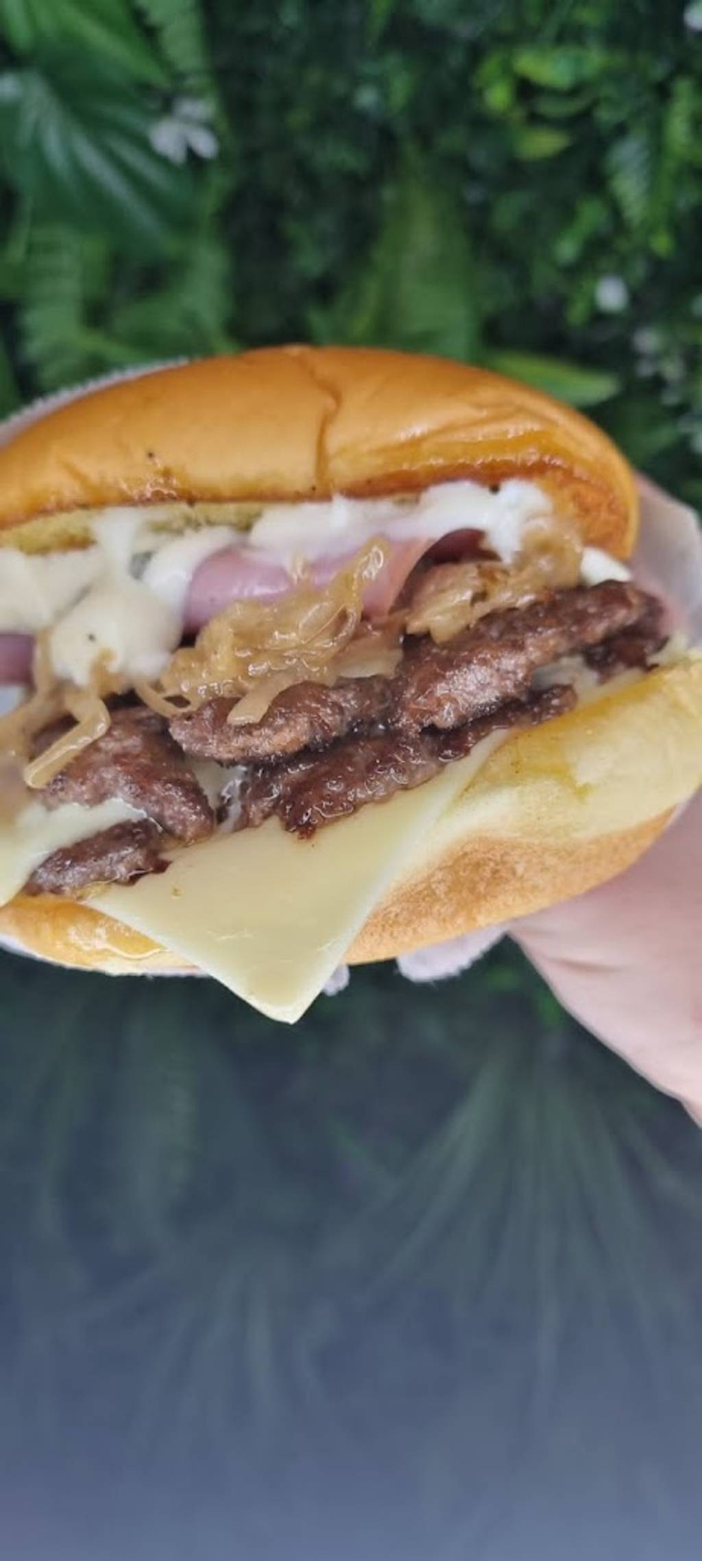 ROAR Burger // Smash burger & Flavours ️‍ Clichy - Food Sandwich Bun Ingredient Staple food