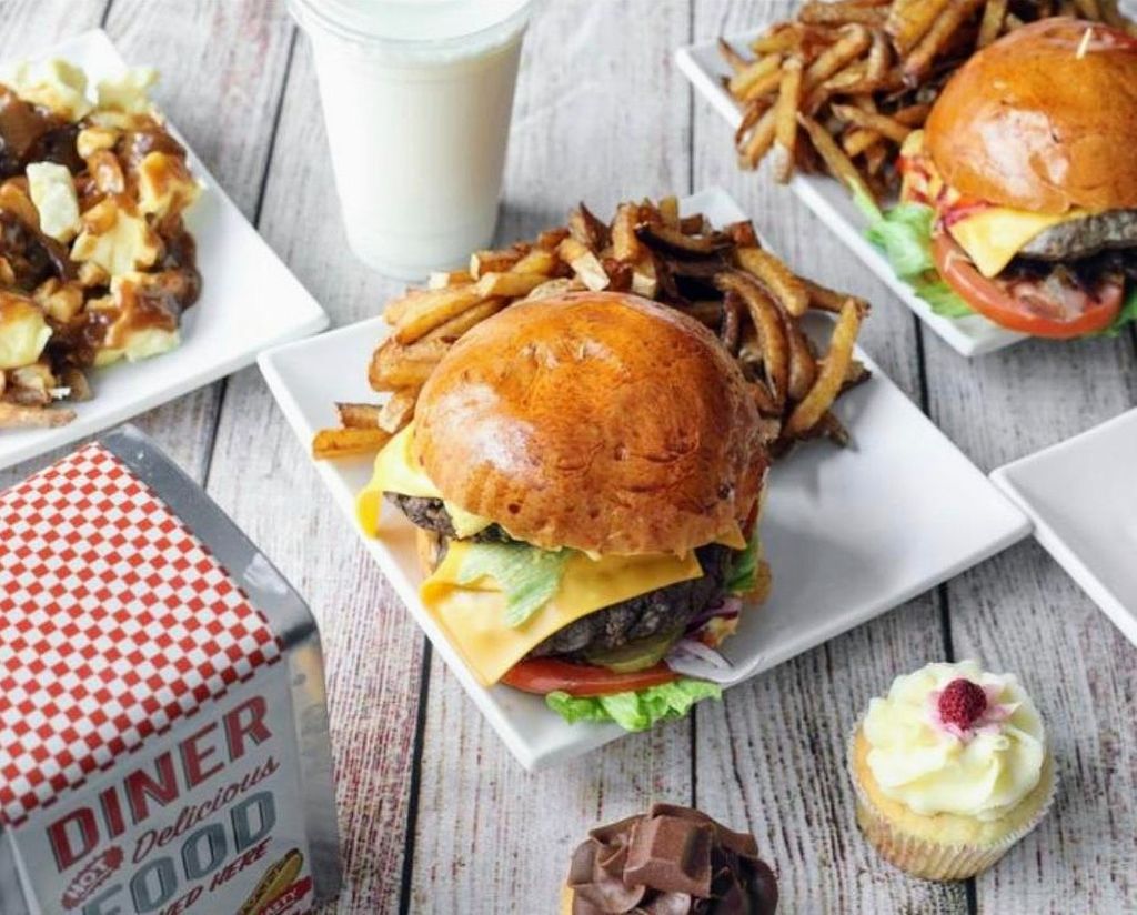 ORIGINAL BURGER AND POUTINE Américain Alfortville - Dish Food Hamburger Junk food Cuisine